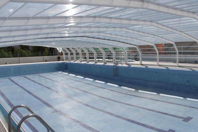 El alcalde asegura que la piscina municipal cubierta abrirá cuando los informes garanticen la seguridad de sus usuarios