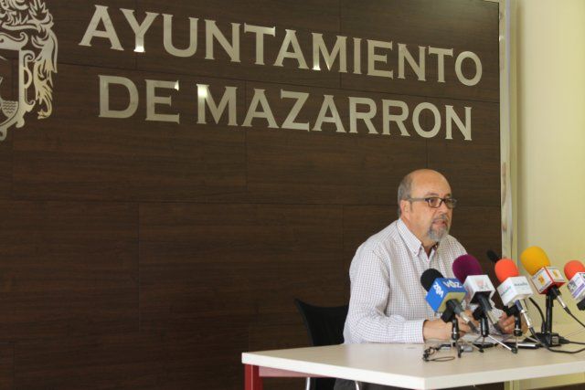 El alcalde denuncia el impago de una deuda de 4 millones y anuncia su intención de rescatar el servicio municipal de aguas