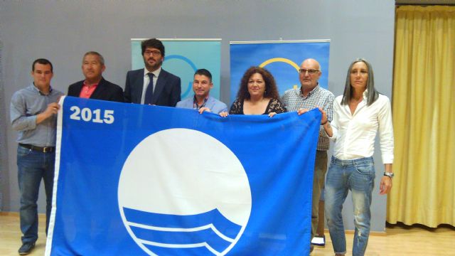 Mazarrón recibe las siete banderas azules que ondearán este verano en sus playas