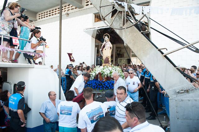 Centenares de personas acompañan a los pescadores en su homenaje a la Virgen del Carmen