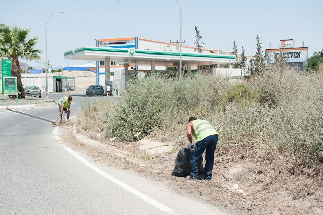 Proceden a limpiar los arcenes de la carretera Mazarrón-Puerto