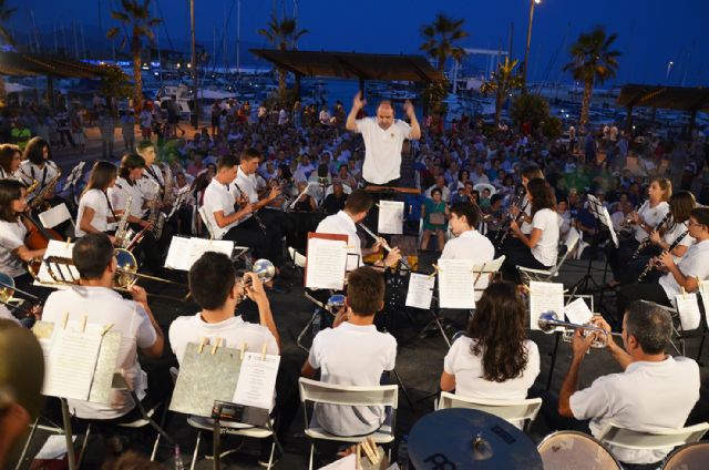 Cerca de medio millar de personas disfruta de los veranos musicales en el puerto deportivo