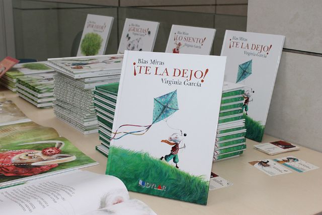 Blas Miras y Virginia García presentan en la biblioteca del Puerto dos nuevos libros infantiles