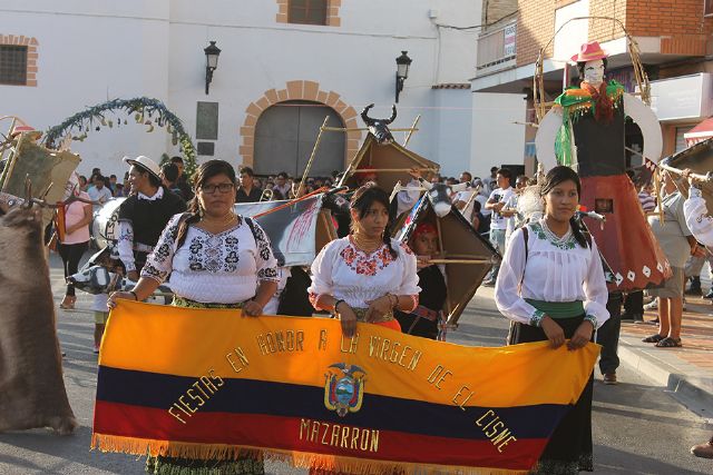 La comunidad ecuatoriana y Percheles celebran sus fiestas