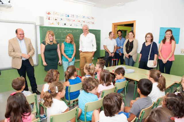 El Presidente regional destaca en Mazarrón la calidad de un sistema educativo con más becas e incremento de docentes