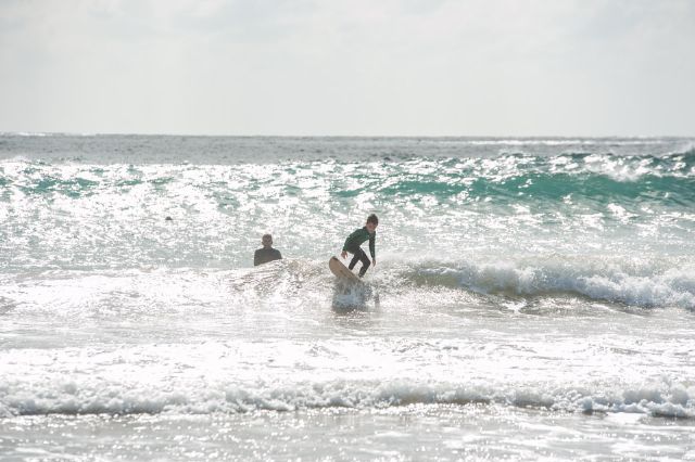 24 surferos retan a las olas en la playa de bahía