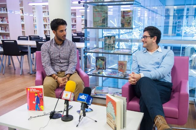 Emilio Calderón mantiene un encuentro con sus lectores en el Centro Cultural