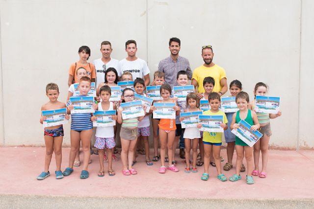 Más de 100 alumnos completan los cursos municipales de natación
