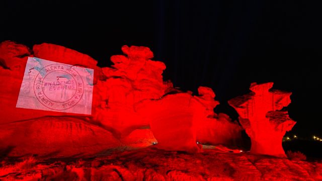 Las erosiones de Bolnuevo se iluminan en rojo por la defensa del sector de los eventos y el espectáculo