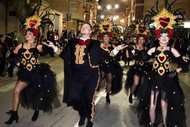 Mazarrón despide el Carnaval con un espectacular desfile de peñas foráneas y ganadoras locales