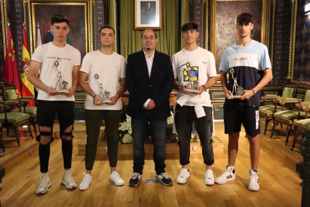 Jugadores mazarroneros reconocidos por haber sido subcampeones de España de fútbol playa juvenil