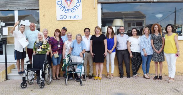 'Making a Difference' dona 5 sillas de ruedas y 3 andadores a los servicios sociales del ayuntamiento
