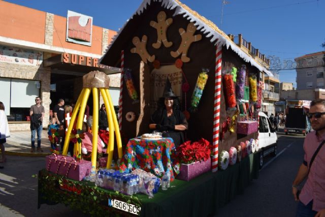 La Peña el Tolin gana el primer premio del desfile de carrozas de las fiestas patronales