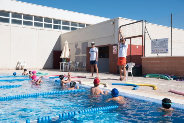 Un centenar de alumnos comienza sus clases en los cursos de natación municipales