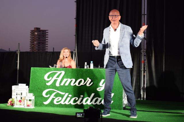 El coach Ángel López inaugura con gran éxito el ciclo 'Amor y felicidad'