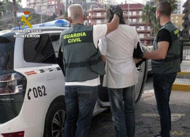 La Guardia Civil detiene en Puerto de Mazarrón a un experimentado delincuente buscado por la justicia
