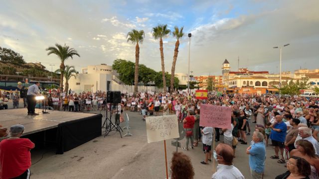 Mazarrón sale a la calle para reclamar la apertura de urgencias 24h todo el año en Puerto de Mazarrón