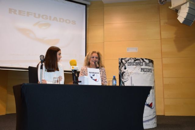 La joven Mónica Esteban presenta su novela 'Refugiados' en Mazarrón