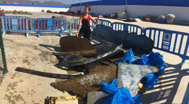 El centro 'Buceo Hispania' recoge cerca de 800 kilos de basura de los fondos marinos de la Bahía de Mazarrón