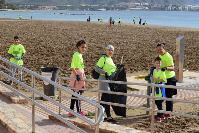 80 voluntarios recogen 500 kilos de desechos en la jornada de concienciación 'cuidemos nuestras playas'