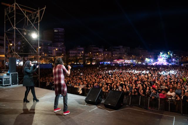 Camela deleita a miles de fans en Puerto de Mazarrón