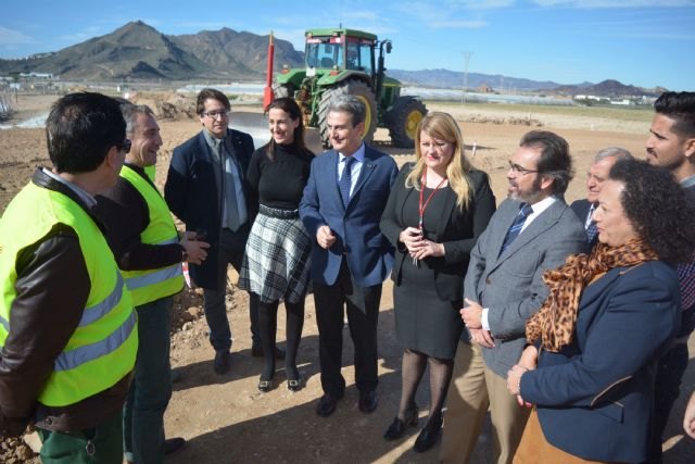 Las obras de la nueva rotonda que facilita el acceso al polideportivo de Mazarrón finalizarán antes de Semana Santa