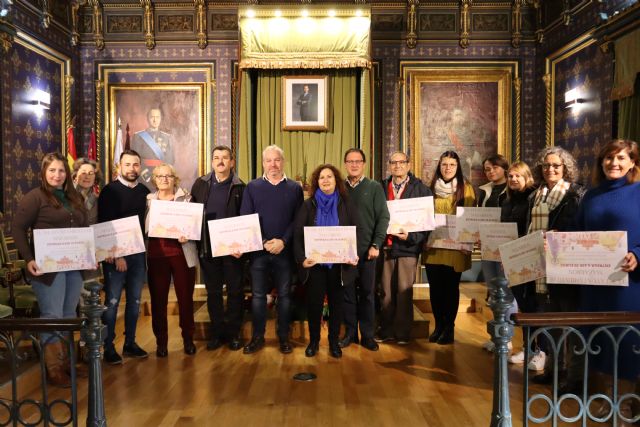 11 asociaciones de Mazarrón reciben el cheque por la recaudación de los conciertos de las fiestas patronales 2022