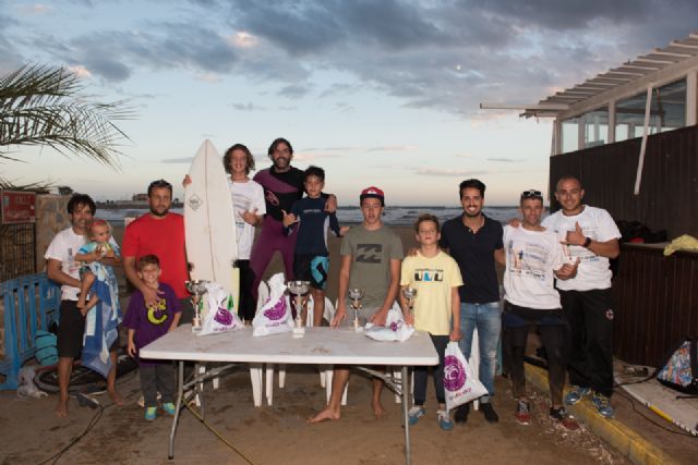 Una treinta de surfistas compiten en la sexta edición del campeonato de surf junior en aguas de la playa de Bahía