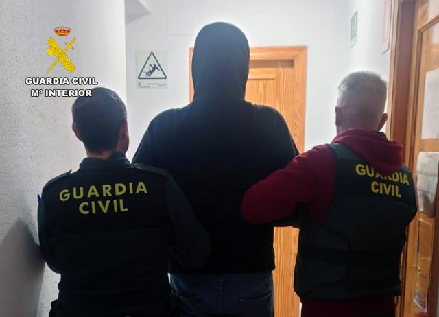 La Guardia Civil detiene a un peligroso delincuente en Puerto de Mazarrón