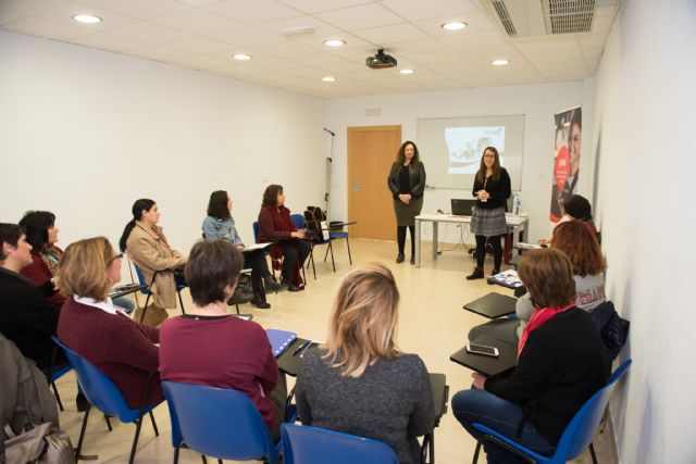 El ciclo de talleres 'gira mujeres' aporta ideas de emprendimiento a desempleadas y empresarias locales