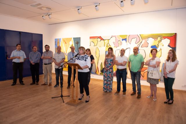 La exposición 'Tres colores' muestra la creatividad artística de los alumnos de primaria y secundaria del municipio