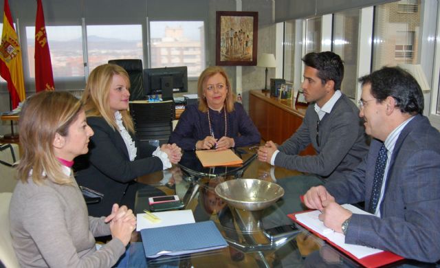 La consejera de Educación y Universidades se reúne con la alcaldesa de Mazarrón