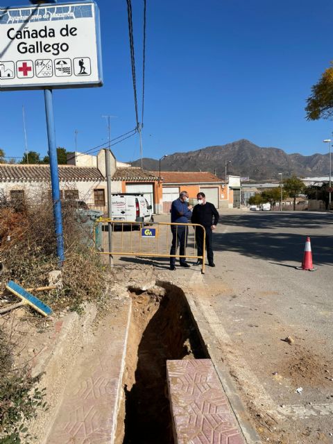 El alcalde visita las obras de soterramiento de la línea eléctrica en Cañada de Gallego