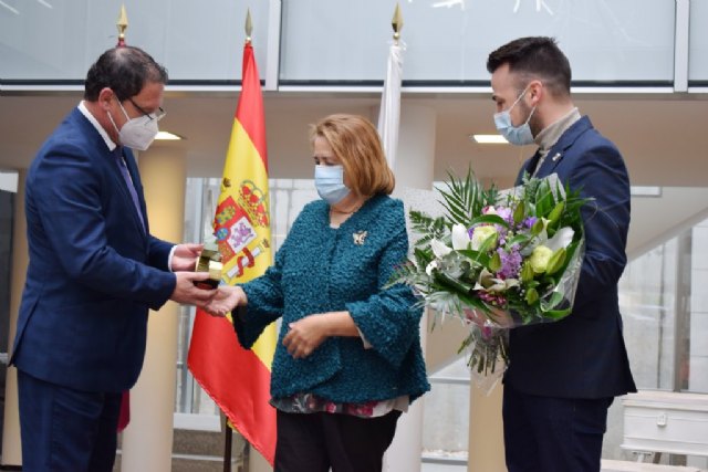 Socorro Barcelona recibe su galardón como 'Mujer Mazarronera' en el año de 'la ilusión y la esperanza'