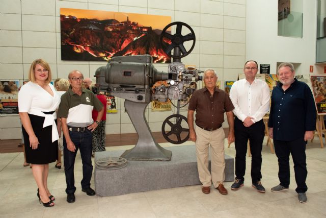 Antonio Rico y Eusebio García muestran la historia gráfica del cine en el municipio