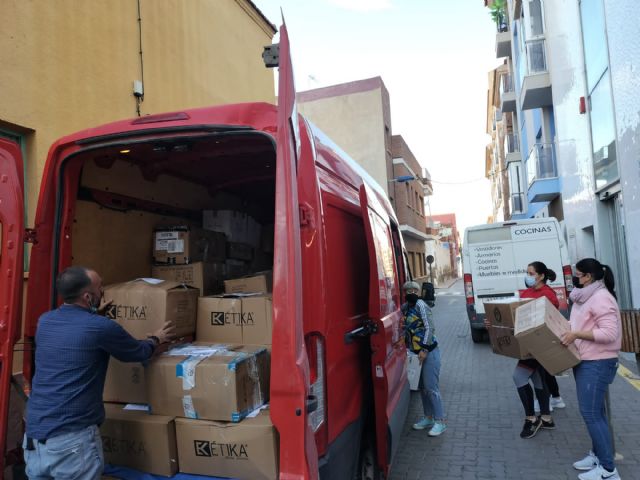 Mazarrón realiza la primera entrega de material donado a Ucrania
