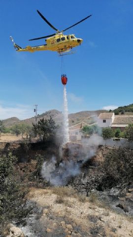 Incendio en una rambla en la falda de la sierra del Algarrobo en Mazarrón