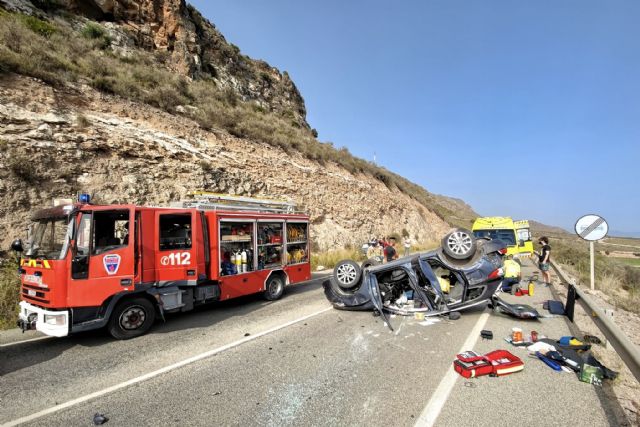 Servicios de emergencia rescatan y trasladan al hospital a dos heridos en accidente de tráfico en Mazarrón