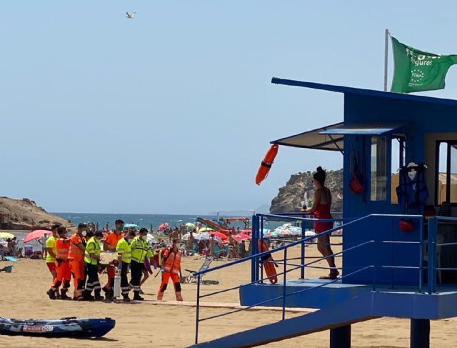 Servicios de emergencia rescatan, atienden y trasladan al hospital a un varón de mediana edad en la playa de la Reya en Mazarrón