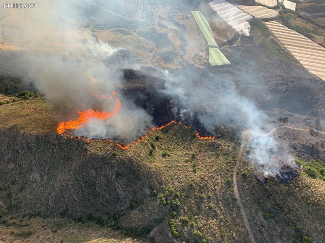 Sigue descontrolado el incendio forestal en Mazarrón