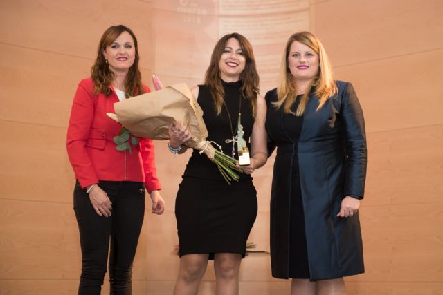 Sheila Templado recibe el premio 'Mujer mazarronera 2018'