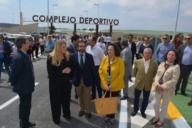 La nueva rotonda de acceso al polideportivo de Mazarrón mejora la fluidez del tráfico en una vía por la que transitan 5 millones de vehículos al año