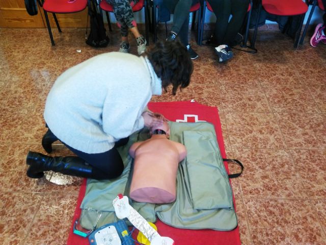 Protección Civil y Cruz Roja enseñan a usar desfibriladores al personal de los Centros de Día y Atención Temprana