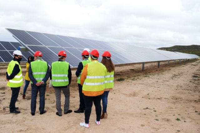 La planta fotovoltaica 'Pinilla Nexus' recibe la visita del alcalde y concejales del equipo de gobierno