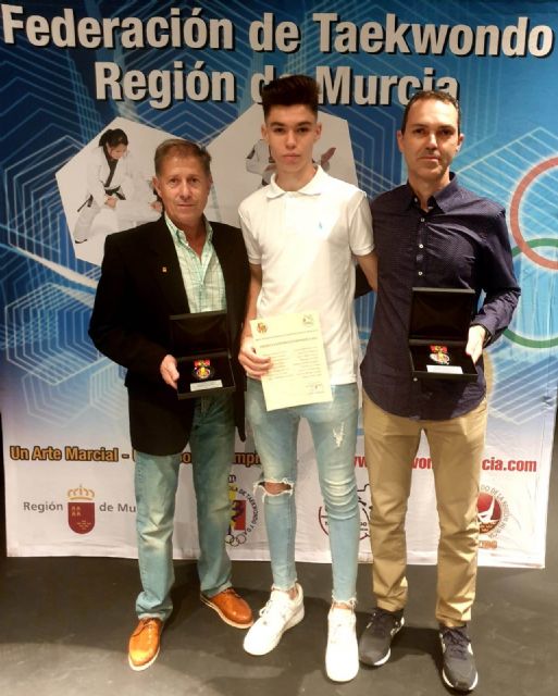 Pedro Alonso y Ángel Morales premiados con la medalla de plata al mérito deportivo en taekwondo