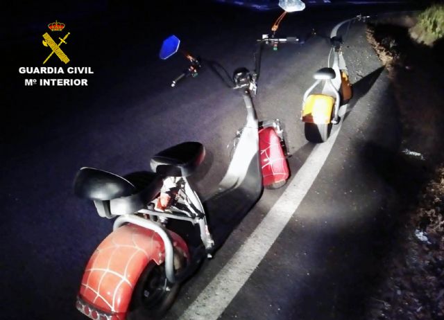 La Guardia Civil sorprende a una joven pareja circulando en los conocidos como patinetes a motor por autovía