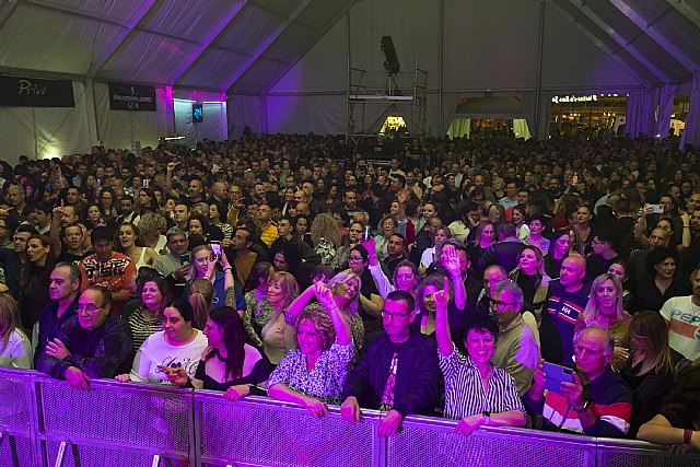Puerto de Mazarrón vibró con el festival de música 'molan los 90'
