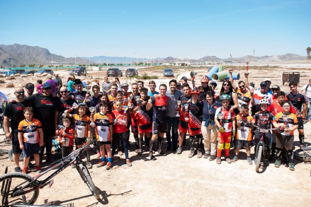 Medio centenar de ciclistas compite en el campeonato de trial de Mazarrón