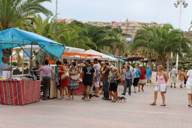 El mercado artesano de puerto de Mazarrón inicia este sábado la temporada de verano