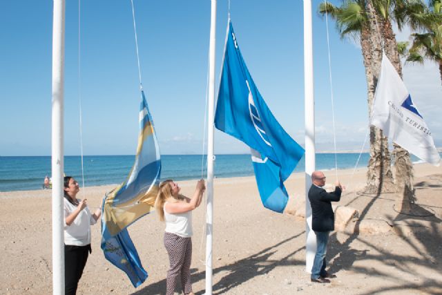 Siete banderas azules, seis de Q de calidad turística y dos de ecoplaya ondean en la costa del municipio este verano